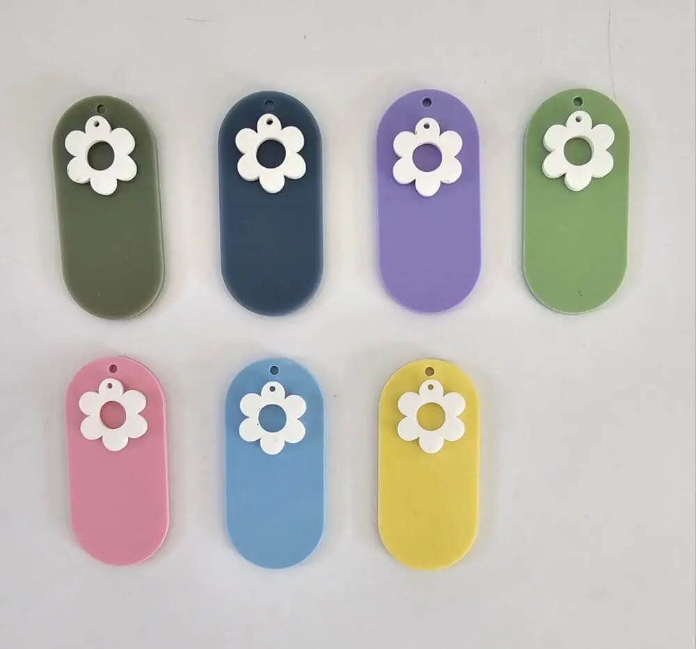 Laser Acrylic Shapes : Pastel Acrylic Range : Blank Oval Keychain with White Flower Charm